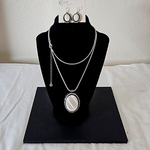 Jewelry 1946 Matching Necklace & Earrings.